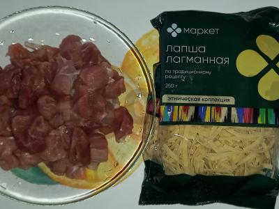 Laghman su kiauliena, lečo ir prieskoniais Žingsnis 1