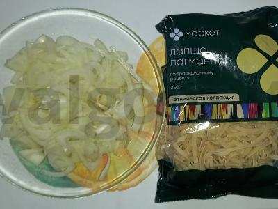 Laghman su kiauliena, lečo ir prieskoniais Žingsnis 2