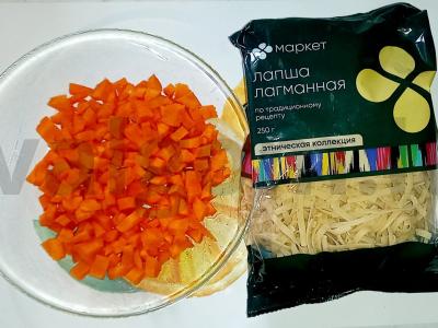 Laghman su kiauliena, lečo ir prieskoniais Žingsnis 3