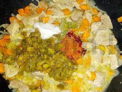 Laghman su kiauliena, lečo ir prieskoniais Žingsnis 4