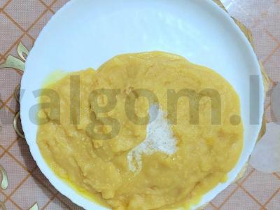 Švelnus žirnių piurė lėtoje viryklėje pagrindine nuotrauka