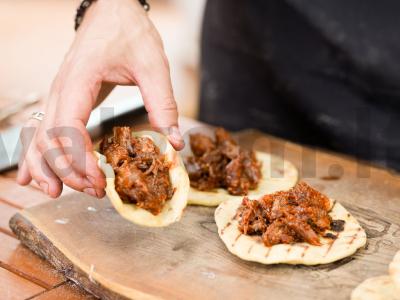 Troškinti jautienos uodegos ant grotelių su tortilija pagrindine nuotrauka