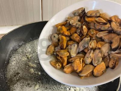 Orzo makaronai su midijomis grietinėlės padaže Žingsnis 2