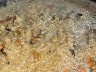 Orzo makaronai su midijomis grietinėlės padaže pagrindine nuotrauka