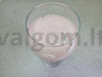 Desertas iš vyšnių, mėlynių ir grietinėlės pagrindine nuotrauka