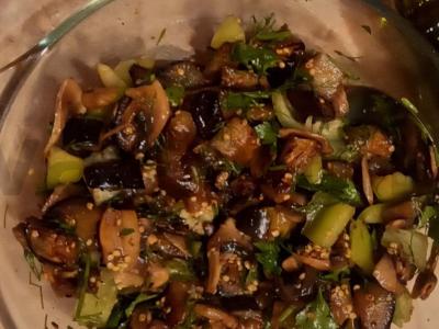 Šiltas baklažanų salotas su pievagrybiais pagrindine nuotrauka