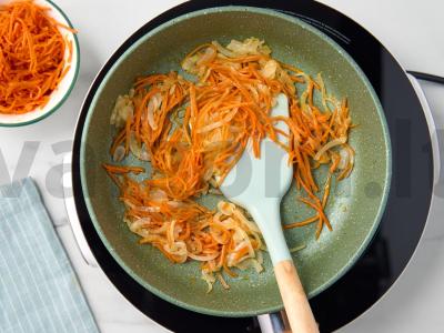 Kvinoja su vištiena ir morkomis Žingsnis 3