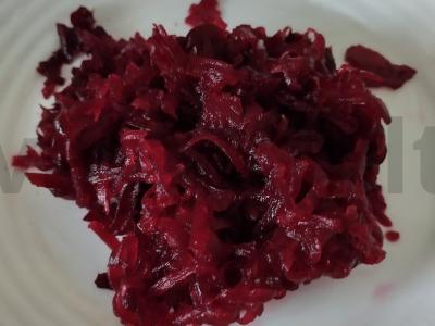 Daržovių salotas su burokėliais, korėjietiška morkų salotomis, žirneliais ir sūdytais žemės riešutais Žingsnis 1