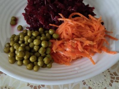 Daržovių salotas su burokėliais, korėjietiška morkų salotomis, žirneliais ir sūdytais žemės riešutais Žingsnis 2