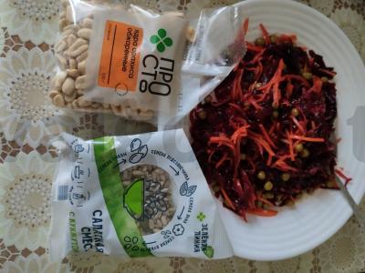 Daržovių salotas su burokėliais, korėjietiška morkų salotomis, žirneliais ir sūdytais žemės riešutais Žingsnis 4