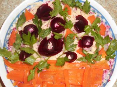 Salotas su rūkytomis vištienos krūtinėlėmis pagrindine nuotrauka