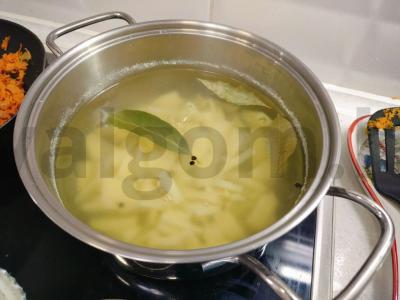 Vištienos troškinio ir bulvių sriuba Žingsnis 3