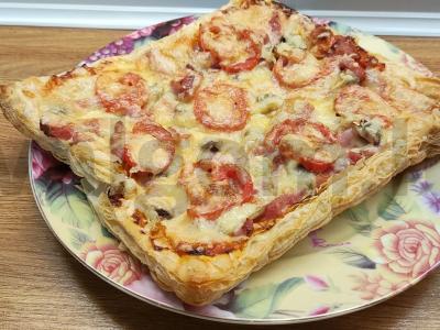 Grybų pica su pomidorais po sūriu pagrindine nuotrauka