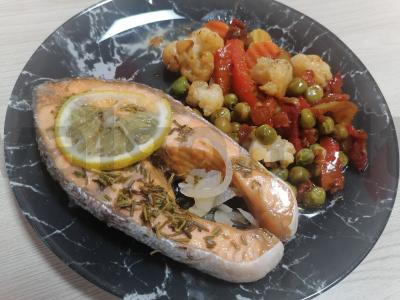 Lašiša, kepta su svogūnais, citrina ir rozmarinu pagrindine nuotrauka