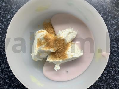 Jogurtinis pusryčių patiekalas su spanguolėmis, kukurūzų dribsniais, varškės sūriu ir granola Žingsnis 2