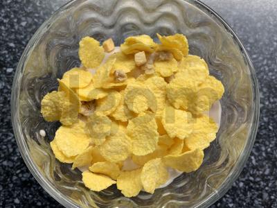 Jogurtinis pusryčių patiekalas su spanguolėmis, kukurūzų dribsniais, varškės sūriu ir granola Žingsnis 6