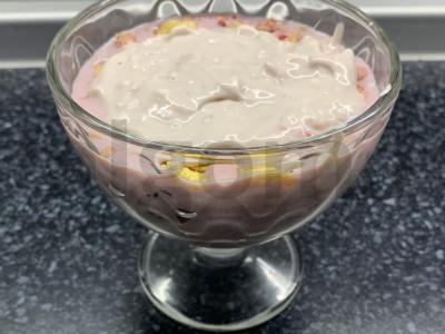 Jogurtinis pusryčių patiekalas su spanguolėmis, kukurūzų dribsniais, varškės sūriu ir granola pagrindine nuotrauka