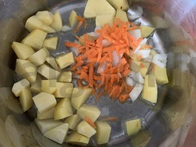 Daržovių ir pomidorų pastos troškinys Žingsnis 2