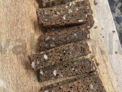 Česnakiniai skrebučiai iš Rygos duonos Žingsnis 2