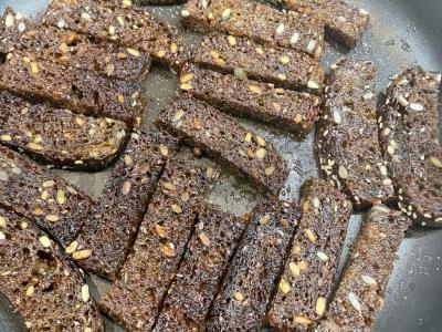 Česnakiniai skrebučiai iš Rygos duonos Žingsnis 3