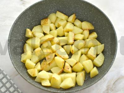 Bulvės su troškiniu keptuvėje Žingsnis 2