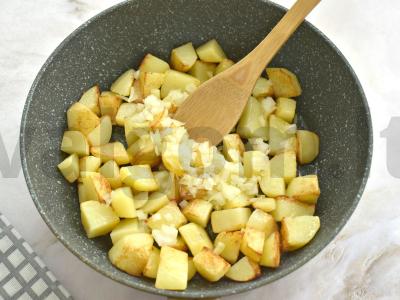 Bulvės su troškiniu keptuvėje Žingsnis 3