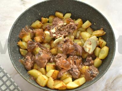 Bulvės su troškiniu keptuvėje Žingsnis 4