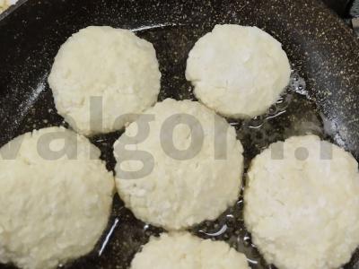 Sūrio blynai su krakmolu be miltų Žingsnis 4