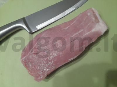 Troškinta kiauliena su pomidorų pasta lėtoje viryklėje Žingsnis 1