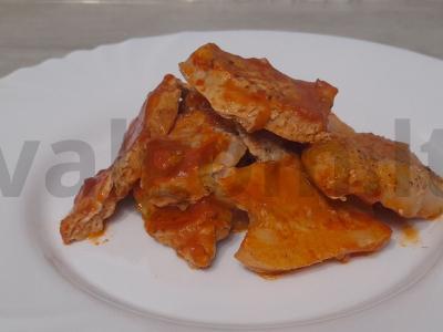 Troškinta kiauliena su pomidorų pasta lėtoje viryklėje pagrindine nuotrauka