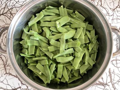 Skani žirginė pupelė su plaktu kiaušiniu Žingsnis 1