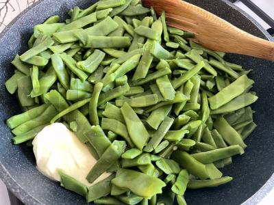 Skani žirginė pupelė su plaktu kiaušiniu Žingsnis 3