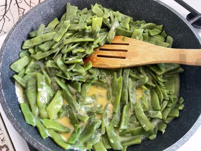 Skani žirginė pupelė su plaktu kiaušiniu Žingsnis 5