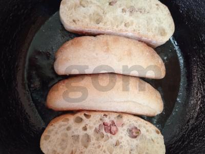 Karšti sumuštiniai iš ciabatta su faršu, sūriu ir daržovėmis Žingsnis 5