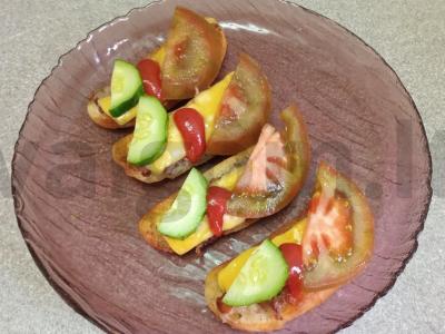 Karšti sumuštiniai iš ciabatta su faršu, sūriu ir daržovėmis pagrindine nuotrauka