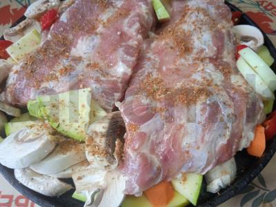 Kiaulienos šonkauliai, kepti su daržovėmis ir pipirų mišiniu Žingsnis 6