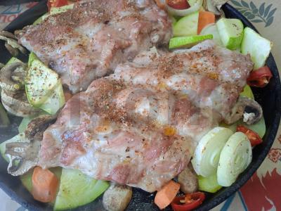 Kiaulienos šonkauliai, kepti su daržovėmis ir pipirų mišiniu Žingsnis 7