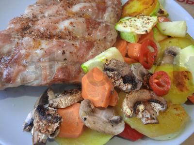 Kiaulienos šonkauliai, kepti su daržovėmis ir pipirų mišiniu pagrindine nuotrauka