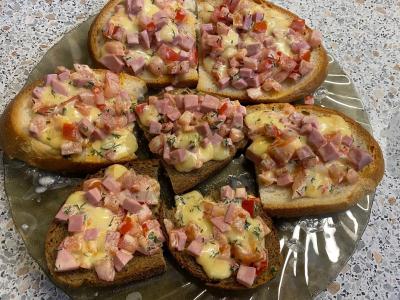 Karšti sumuštiniai mikrobangų krosnelėje pusryčiams pagrindine nuotrauka