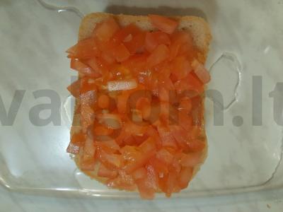 Karštas sumuštinis su pomidoru, sūriu ir žolelėmis Žingsnis 2