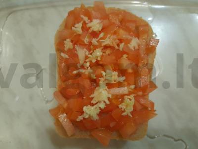 Karštas sumuštinis su pomidoru, sūriu ir žolelėmis Žingsnis 3