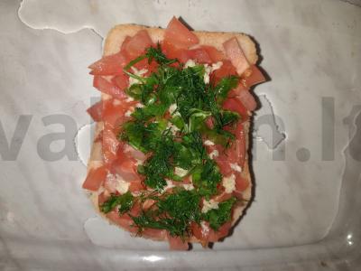 Karštas sumuštinis su pomidoru, sūriu ir žolelėmis Žingsnis 4