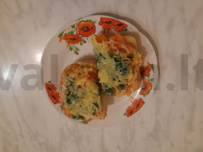 Karštas sumuštinis su pomidoru, sūriu ir žolelėmis pagrindine nuotrauka