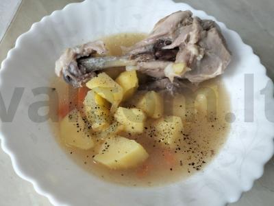 Vištienos ir daržovių troškinys pagrindine nuotrauka