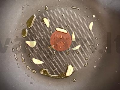 Troškintas ryžiai su česnaku ir paprika keptuvėje Žingsnis 1