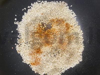 Troškintas ryžiai su česnaku ir paprika keptuvėje Žingsnis 3