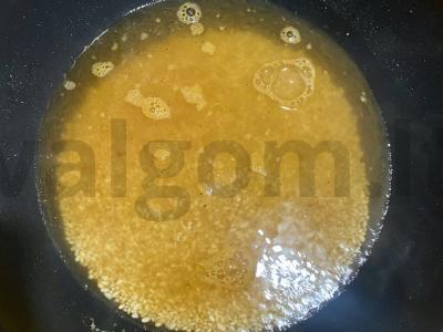 Troškintas ryžiai su česnaku ir paprika keptuvėje Žingsnis 4