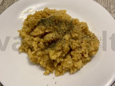 Troškintas ryžiai su česnaku ir paprika keptuvėje pagrindine nuotrauka