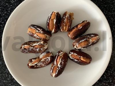 Datulės su varškės sūriu ir migdolais desertui pagrindine nuotrauka