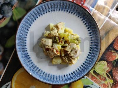 Kalakutiena su brokoliais, bulvėmis ir unagi padažu pagrindine nuotrauka